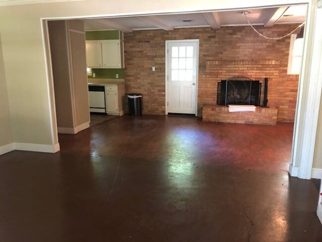 Building Photo - 2062 Elvis Presley Drive