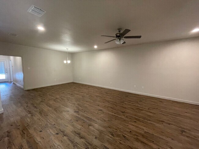 Foto del edificio - Stunning 2/2 Located Directly East Of Coop...