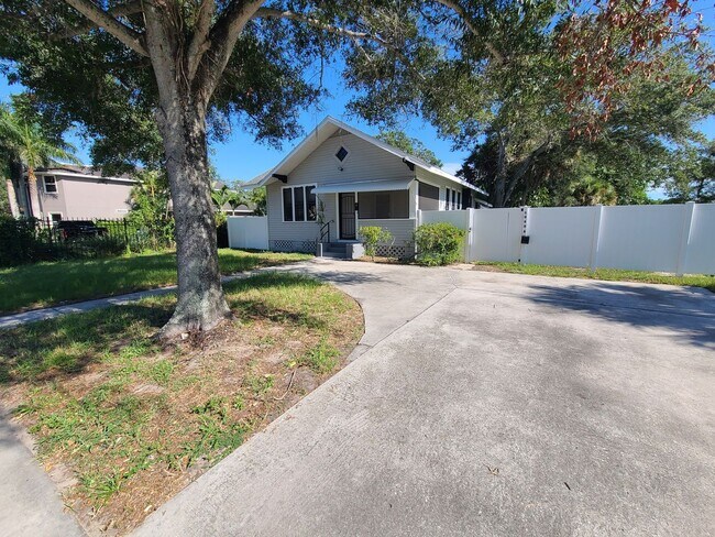 Building Photo - Charming Two bedroom one bath with huge ba...