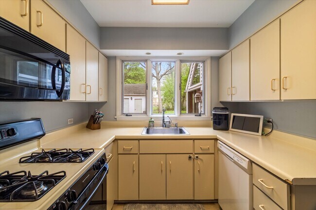 Foto del edificio - 745 Greenview Pl