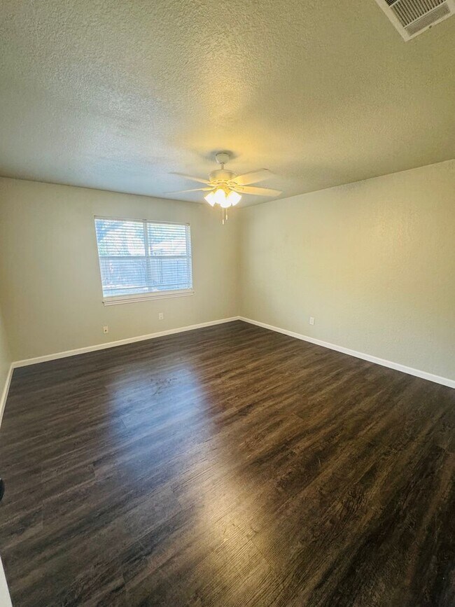 Building Photo - Amazing Midway ISD Home