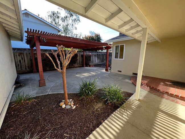 Building Photo - WILLOW GLEN - Beautiful home with updated ...