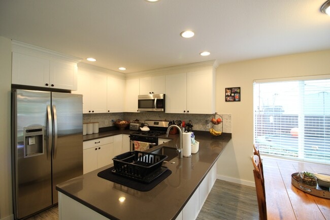 Building Photo - 4 Bed 2.5 Bath - Custom Upgrades - Small Dog - NAS Whidbey