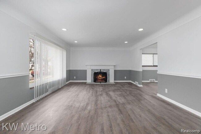 Building Photo - 17300 Birchcrest Dr