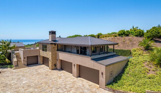 Foto del edificio - Tuscan Dream Villa in Summerland — Ocean Views, Orchard Serenity, Fully Furnished Retreat