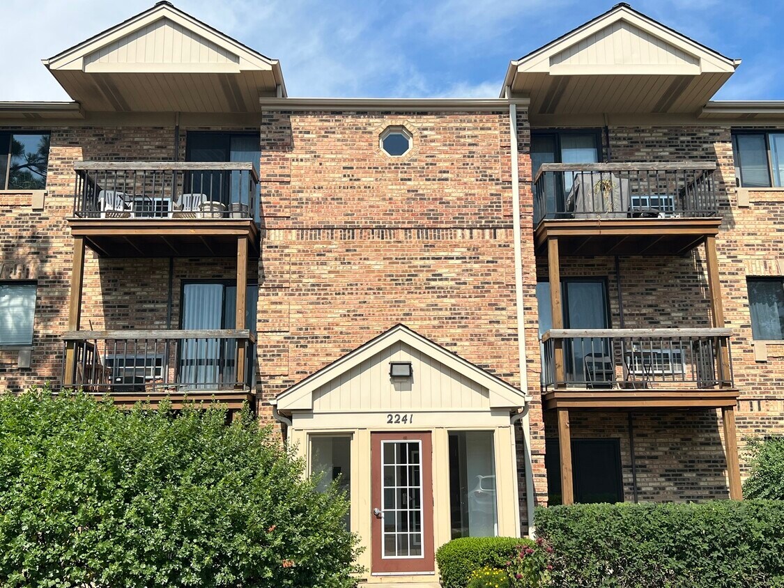 2241 W Nichols Rd Unit 32A, Arlington Heights, IL 60004 Condo for