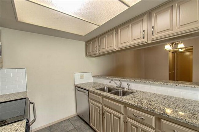 Building Photo - 2027 Via Corona