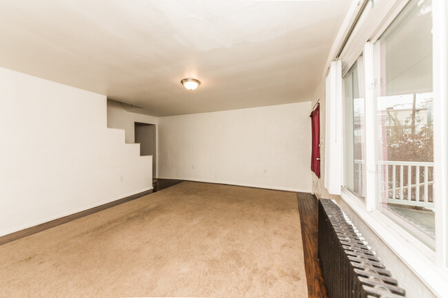 Building Photo - Available August 2024 - Great 3 Bedroom Ho...