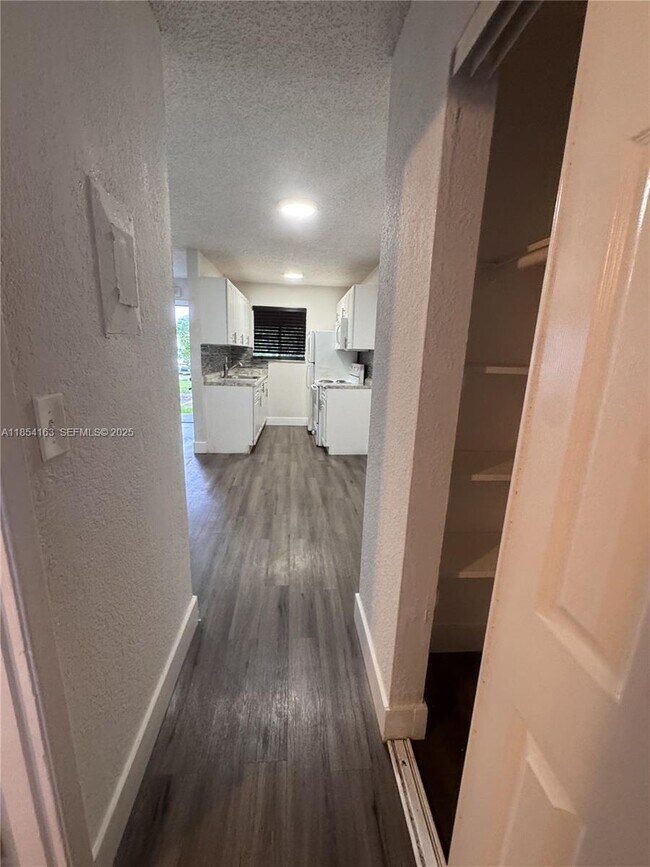 Foto del edificio - 2150 Madison St