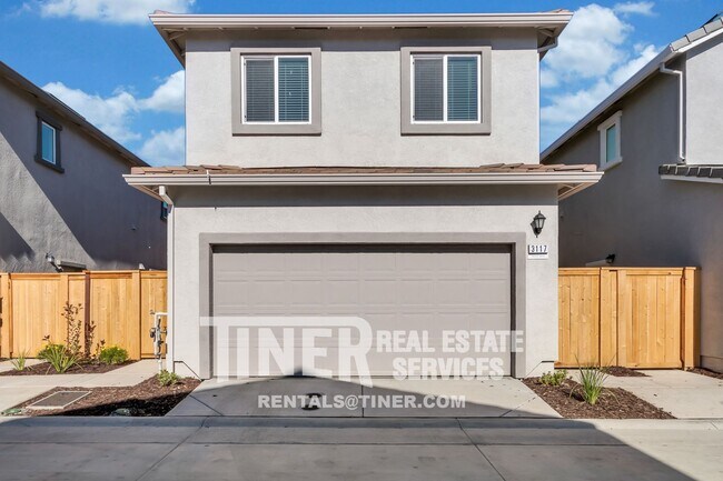 Building Photo - Gorgeous Roseville Home