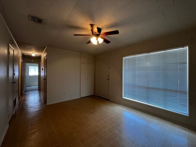 Foto del edificio - 3 Bedroom, 1.5 Bathroom, Brick Home with yard and Storage Building