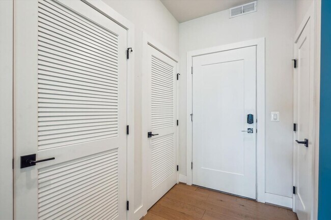 Foto del edificio - 1411 Key Blvd