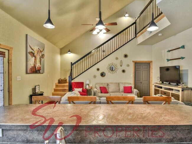 Foto del edificio - Luxurious two-story townhouse | Water + WiFi Included