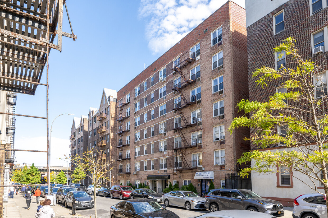 Foto principal - 3111 Brighton 2nd St
