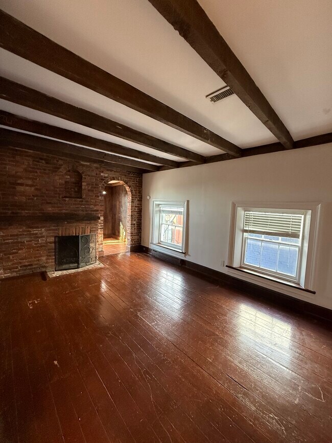 Estudio - 115 S Patrick St