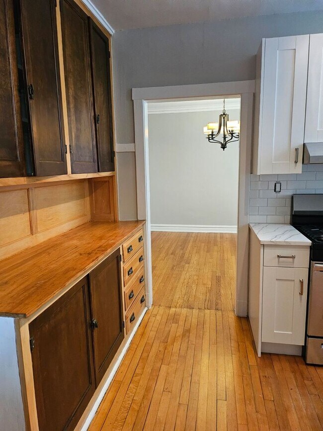Building Photo - Sunny & Spacious Deluxe Edgewater One Bedroom Apartment - Cats Welcome!