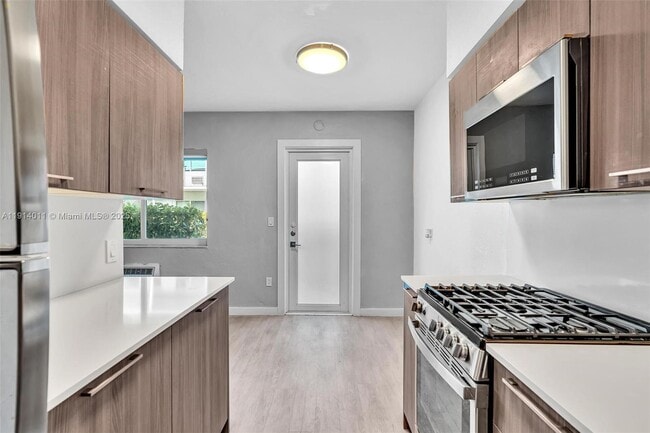 Building Photo - 9200 E Bay Harbor Dr