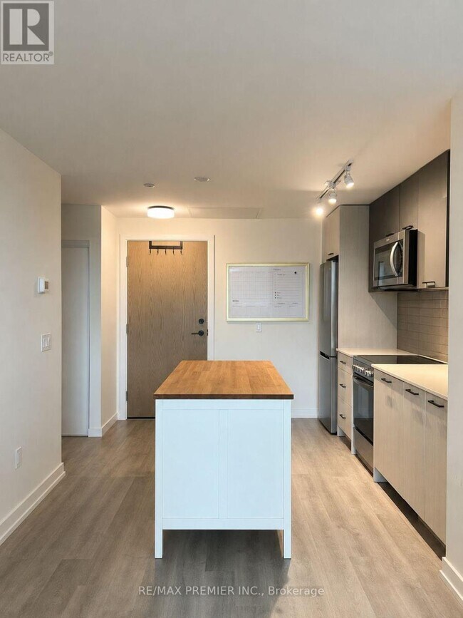Photo du bâtiment - 2300 St Clair Ave W