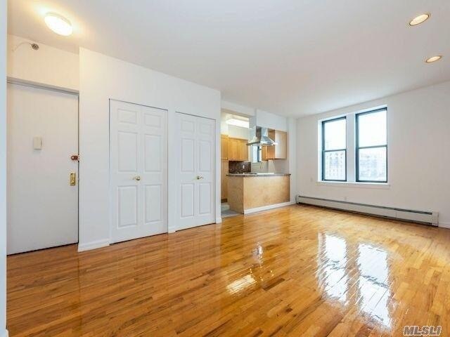 Primary Photo - 25 W Broadway