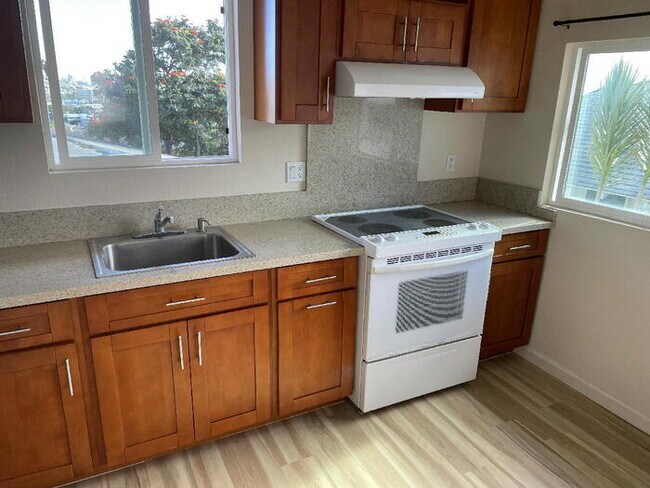 Building Photo - HALA DR 2/1/2 c-fan, W/D, storage, yard w/...