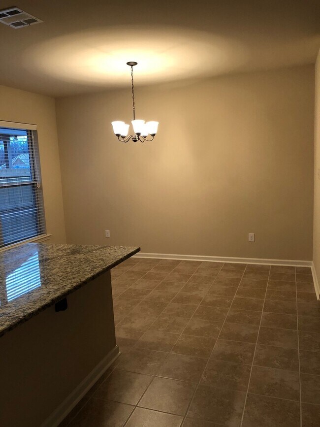 Foto del edificio - 3BD 2BA House in Hunters Trace Subdivision