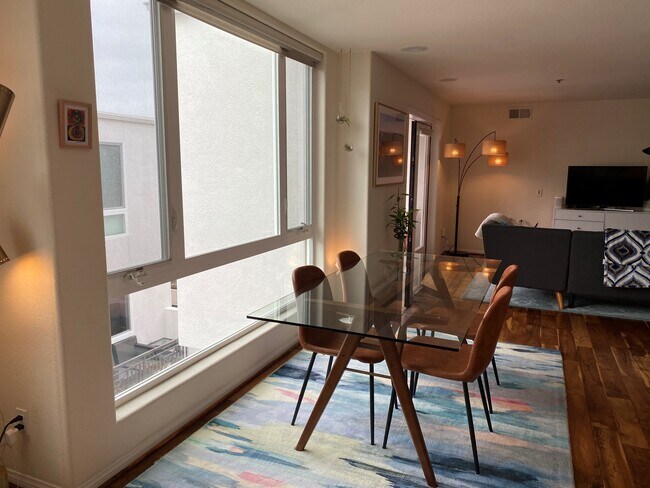 sala de estar de concepto abierto - 924 Hornblend St