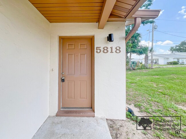 Foto del edificio - 5818 Charlton Dr