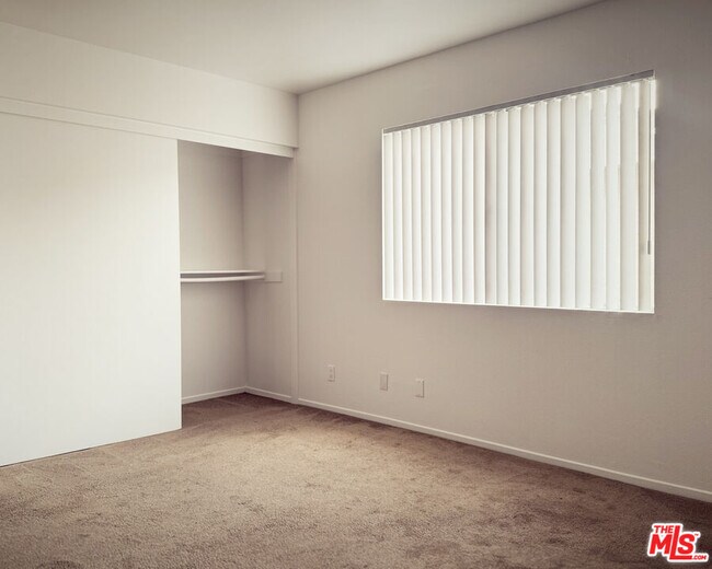 Foto del edificio - 16037 Vanowen St
