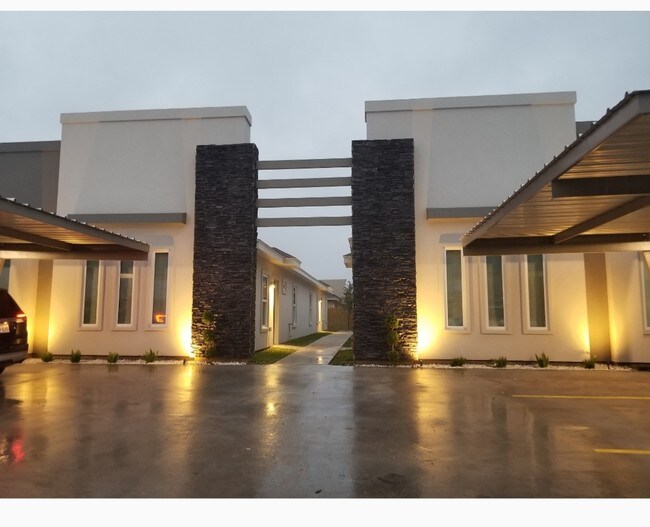 Building Photo - 904 La Cantera Ave