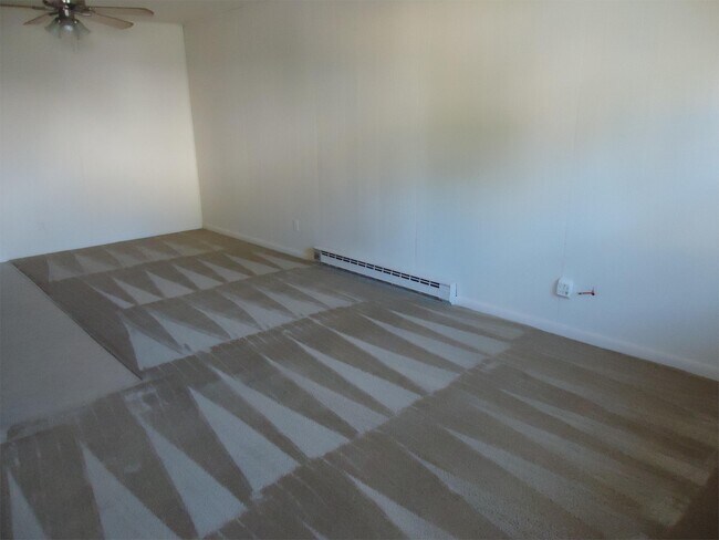 Building Photo - 301 Strawberry Ln