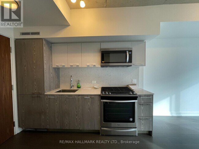 Photo du bâtiment - 30 Baseball Pl