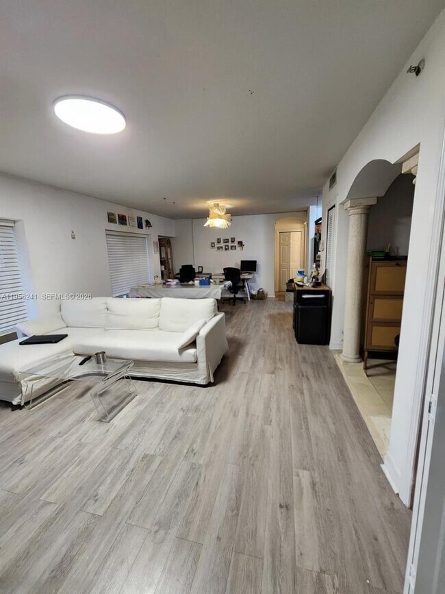 Foto del edificio - 322 Madeira Ave