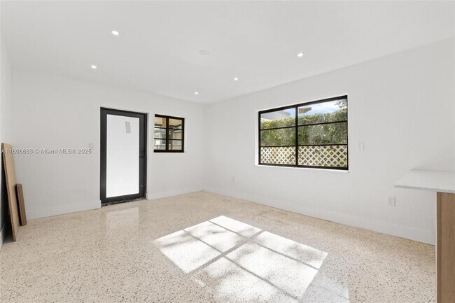 Foto del edificio - 2442 SW 3rd St