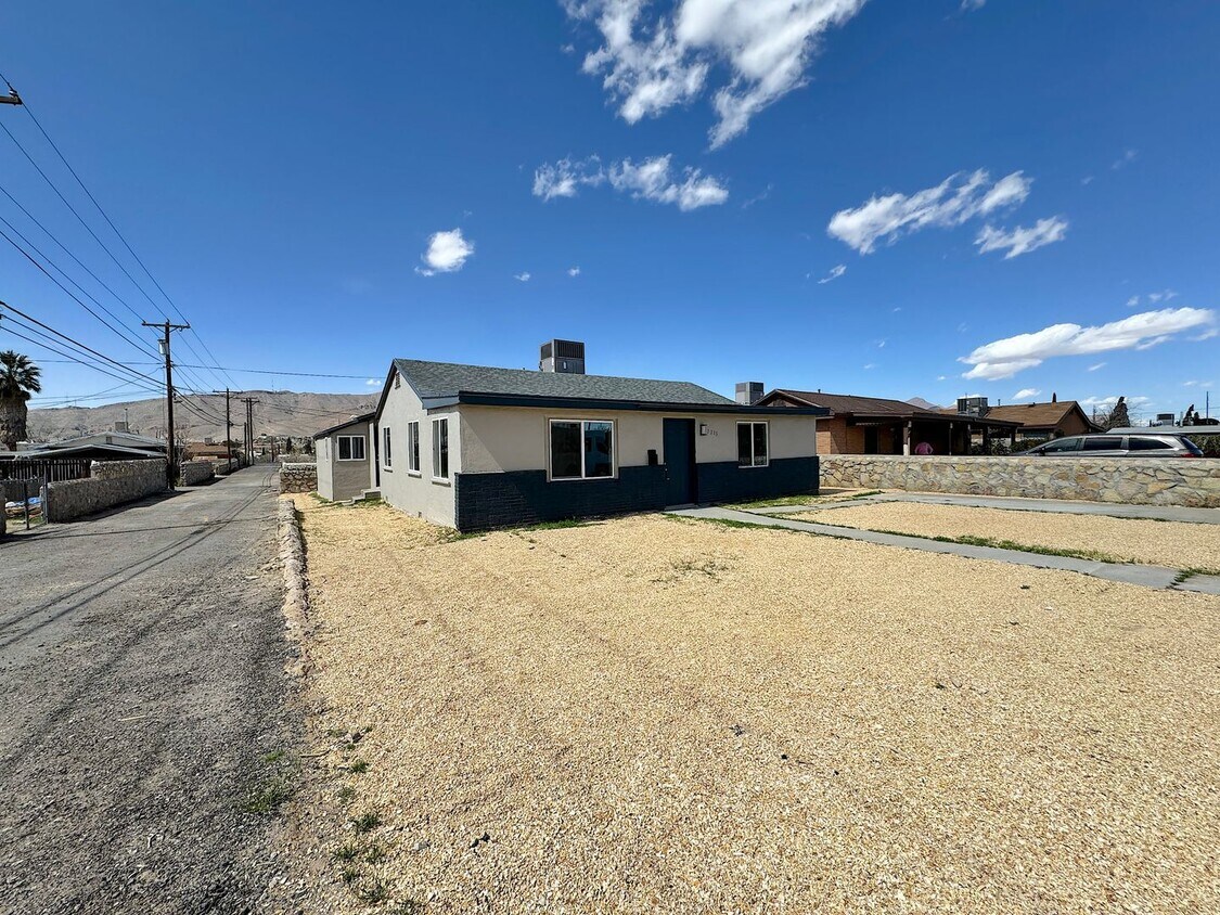 2215 Marr St Unit 2215 Marr Street B, El Paso, TX 79903 Room for Rent