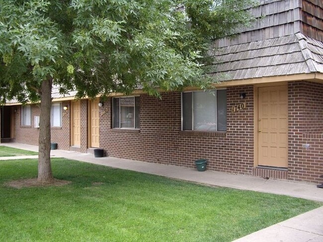 Building Photo - Beautiful 2 Bedroom Town Home! INCLUDED IN RENT: Water/Sewer/Gas/Trash