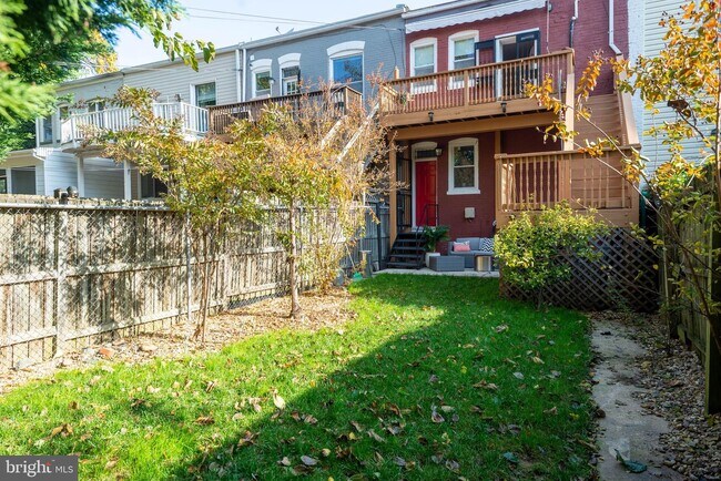 Foto del edificio - 814 11th St NE