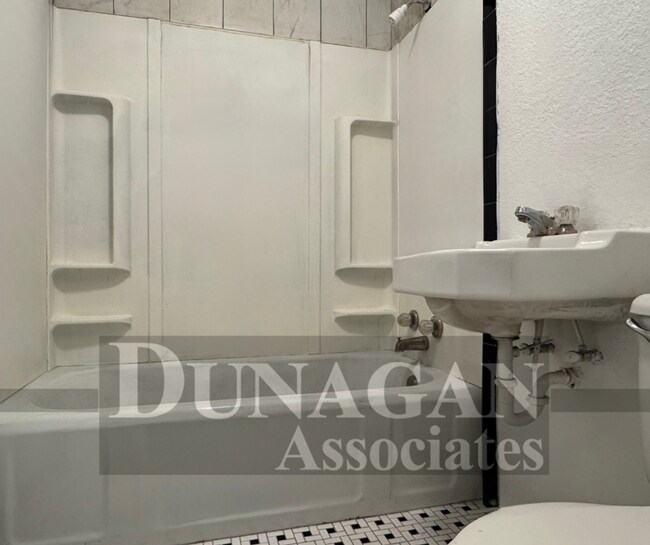 Foto del edificio - 2 Bed/1 Bath Home Open house on 6/18/2025 ...