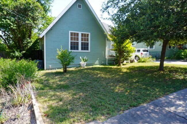 Building Photo - Charming Alta Vista Bungalow with Original...