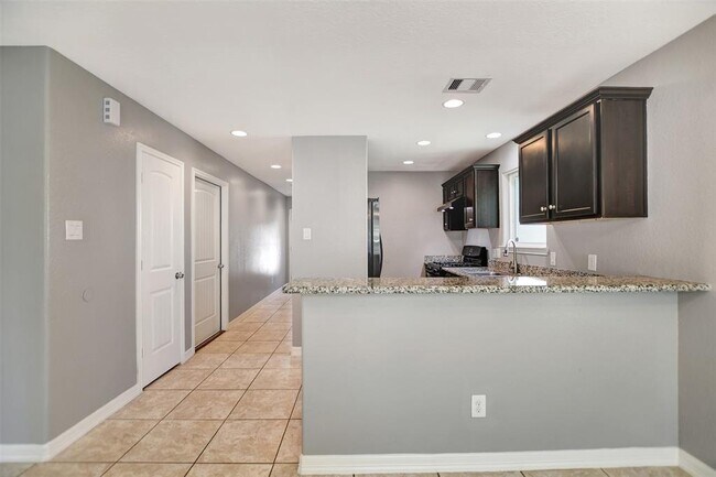 Building Photo - 221 Tilden Dr