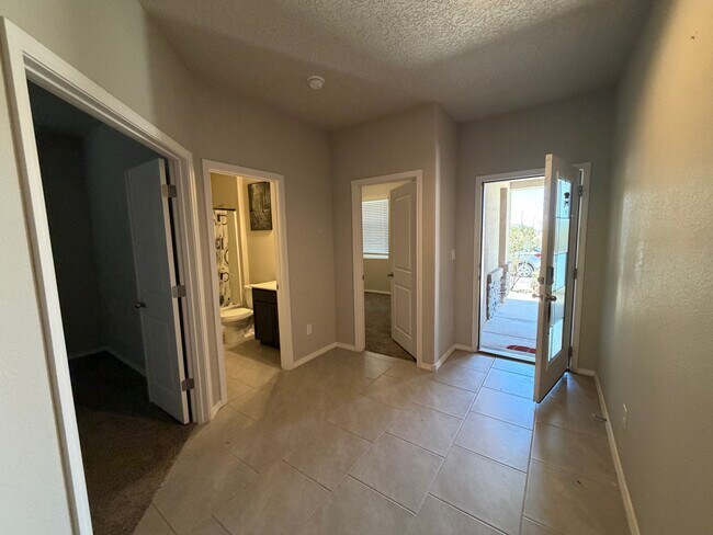 Foto del edificio - 2048 Hubbard St SE