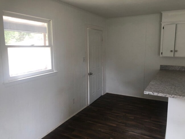 Foto del edificio - 1361 Lymon Reece Rd