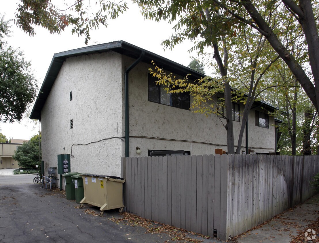Building Photo - 1441 Drake Dr