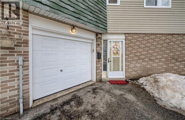Photo du bâtiment - 60 Elmsdale Dr