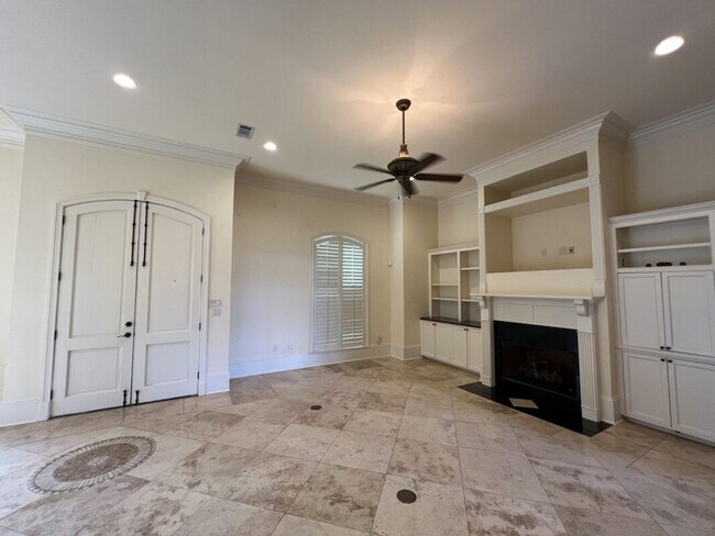 Foto del edificio - Elegant Two-Story Home with Outdoor Kitchen in Desirable Shadows Lake