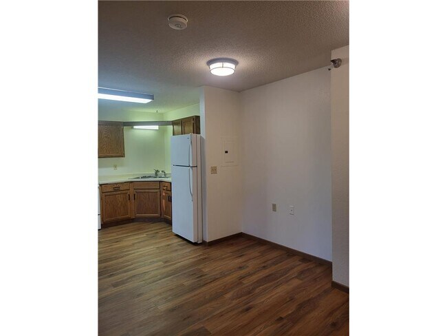 Building Photo - 609 Main St S