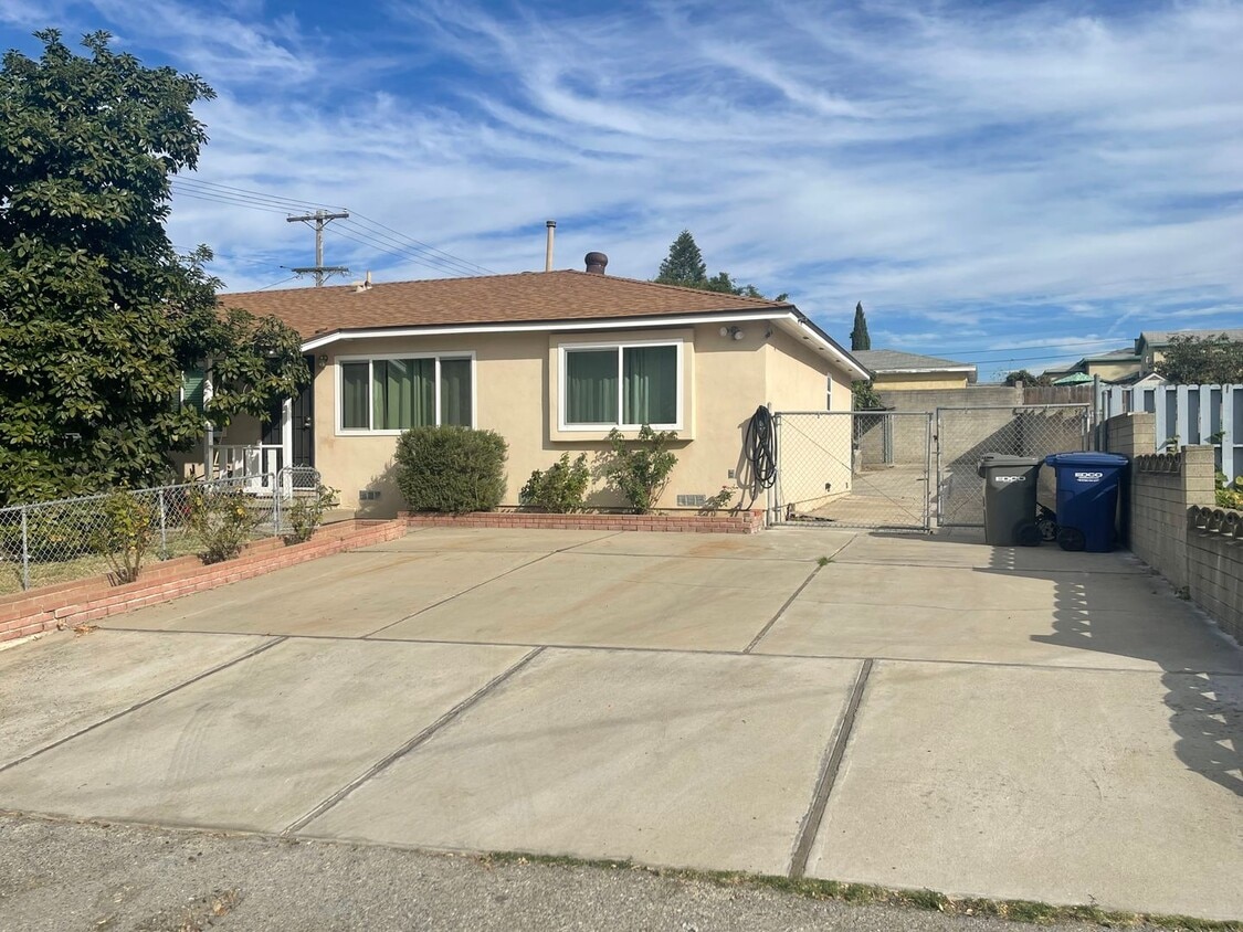 Primary Photo - 3 Bedroom, 2 Bathroom Single Story House i...