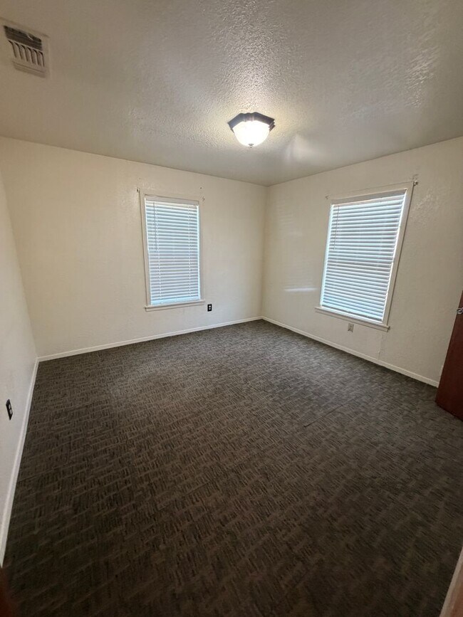 Foto del edificio - 1020 N Oak St