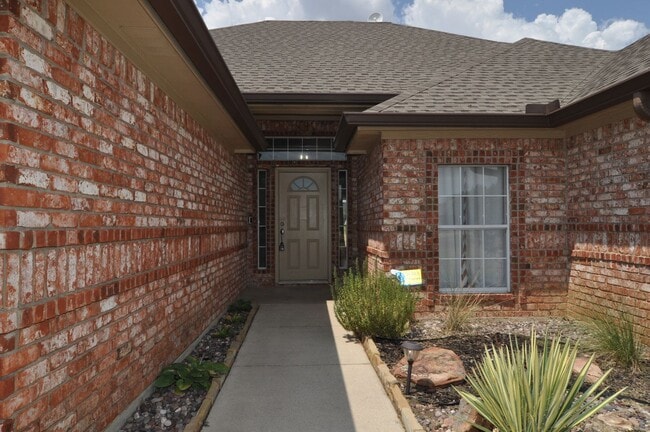 Building Photo - Beautiful Custom 3-Bed, 2-Bath Home in Sad...