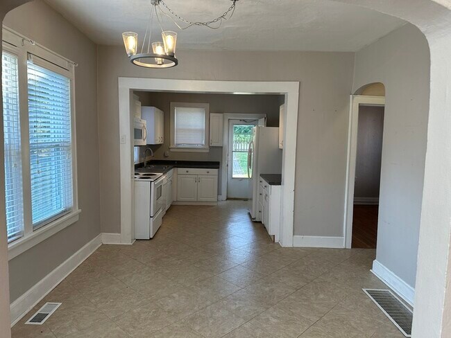 Foto del edificio - Charming Home 2 Bedroom 1 Bath Home In Krkwood, Mo.