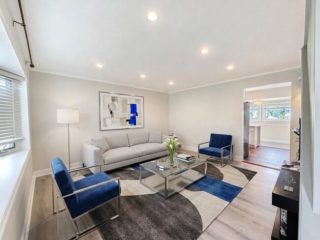 Building Photo - Bright & Beautifully Updated Bergenfield Cape